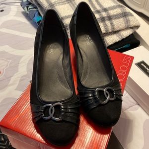 Aerosoles black heels with buckles